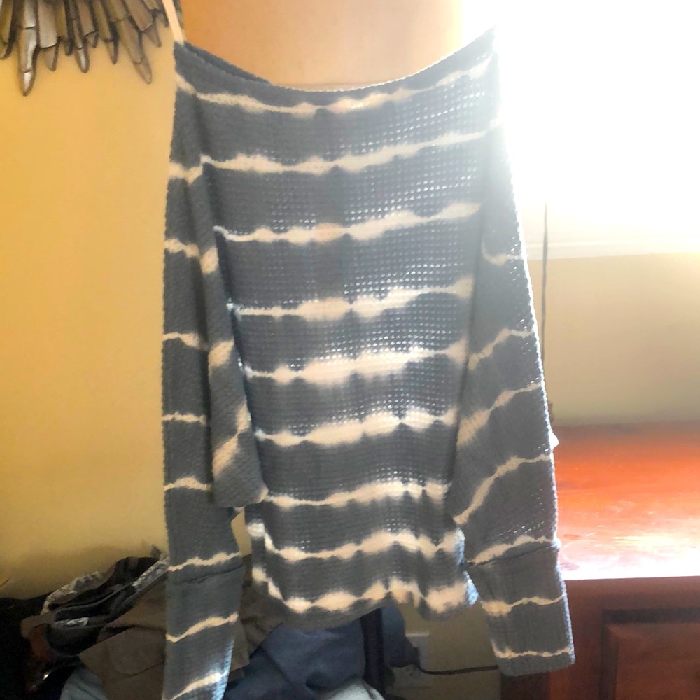 She & Sky BNWT light weight thermal top. Size small, dip-dye cloud blue/white.